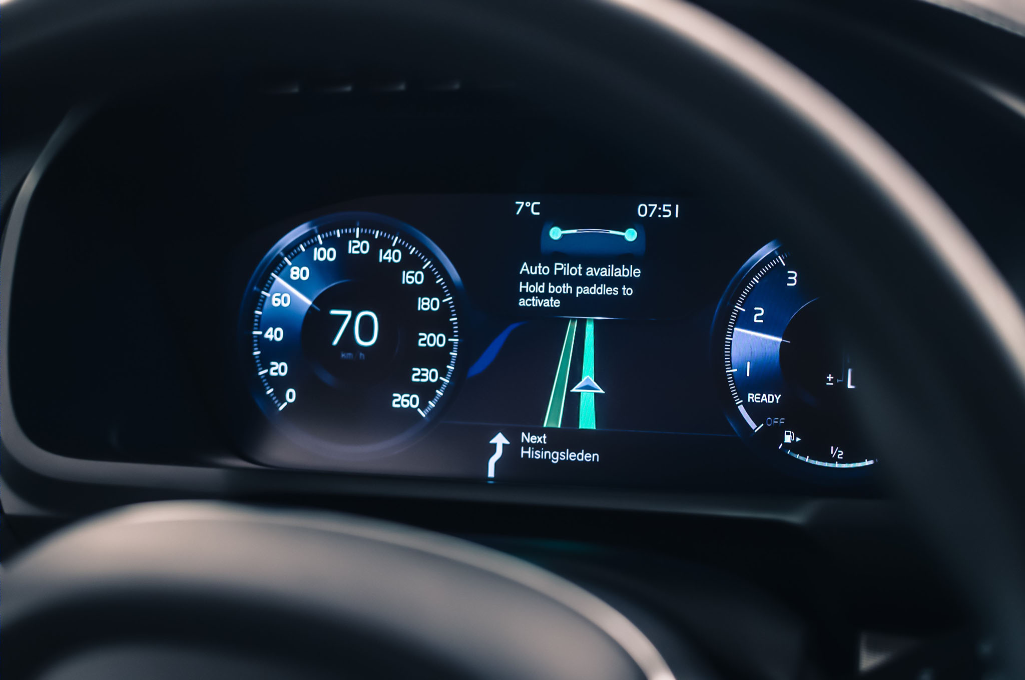 Які системи допомоги водію доступні у нових моделях Volvo?