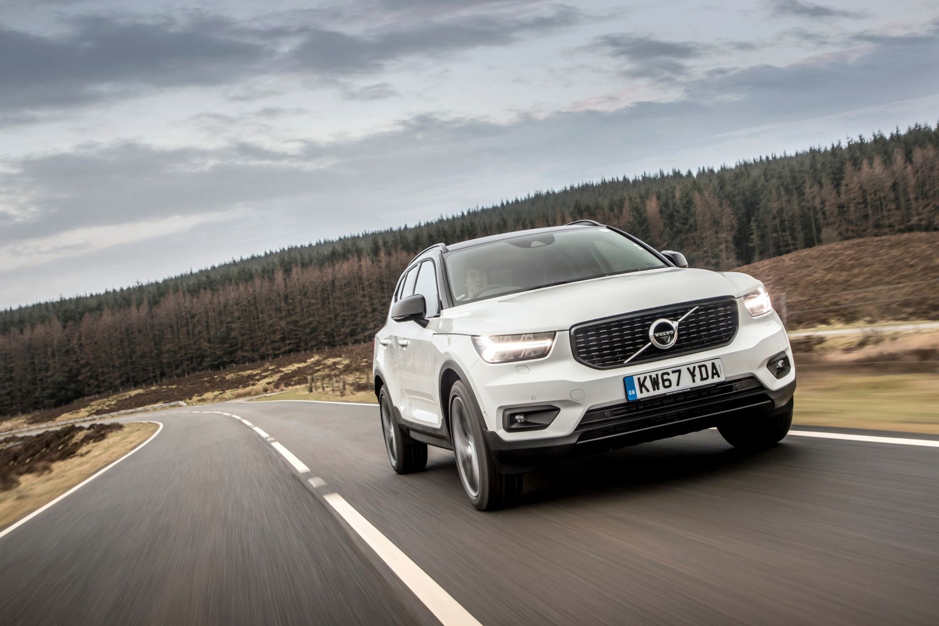 Volvo XC40 2026: повернення B4 FWD, стандартний Adaptive Cruise Control та Black Edition