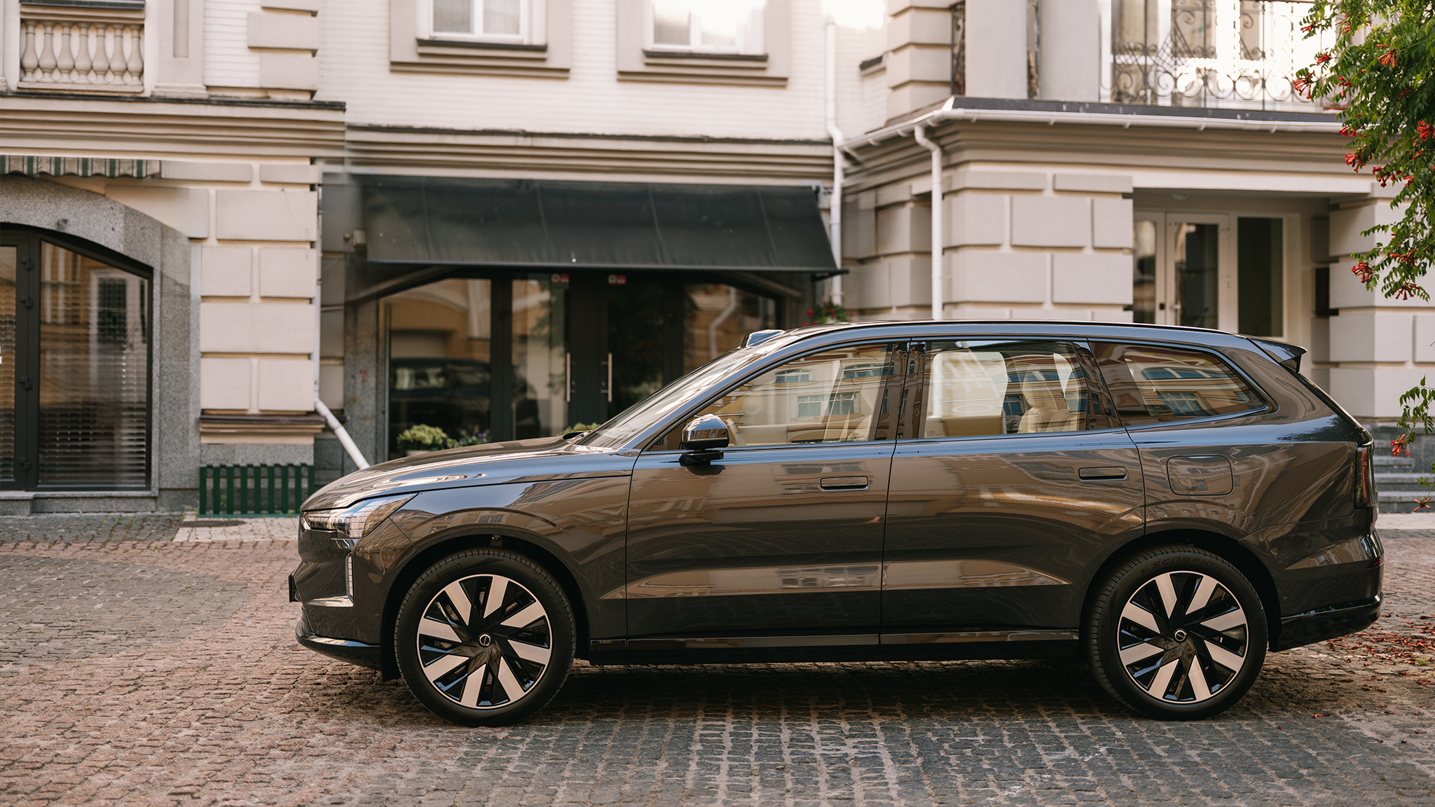Volvo EX90 та Volvo ES90 стали доступнішими